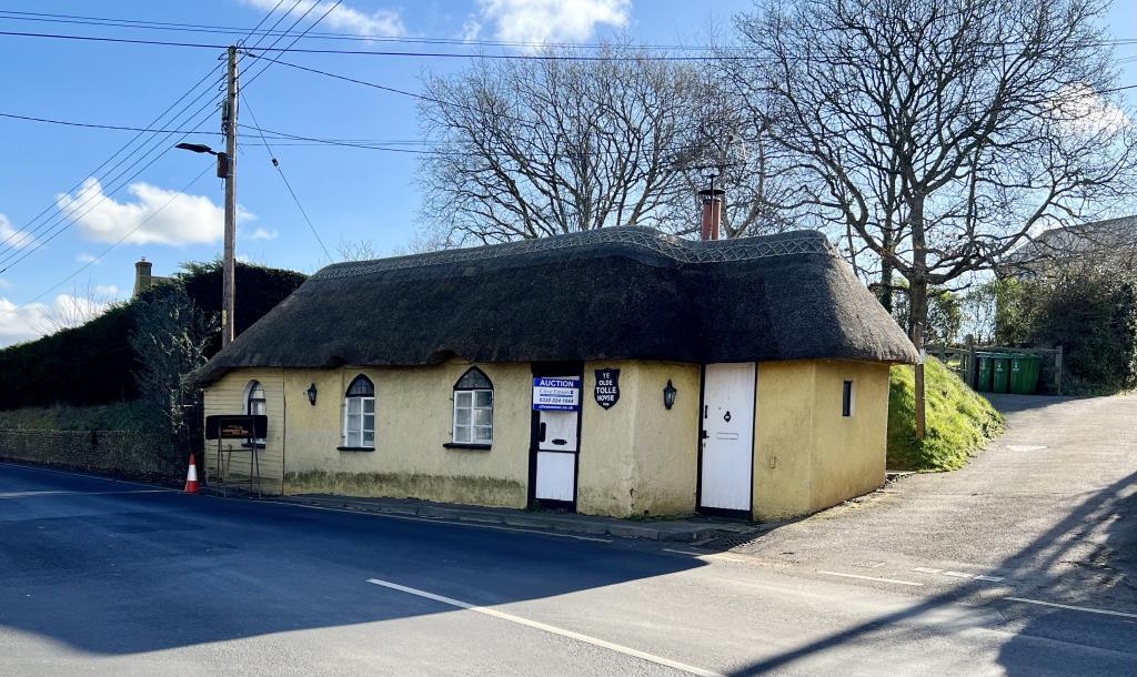 Lot: 107 - UNIQUE DETACHED ONE-BEDROOM TOLL HOUSE -
